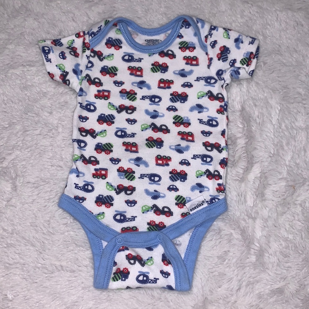 (3 for $10) Gerber newborn 100% cotton car print short sleeve bodysuit